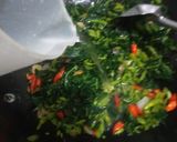 Foto langkah ke 5 dari resep 1029. Oseng Daun dan Bunga Pepaya.