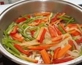 Foto del paso 3 de la receta: Bocaditos de pollo al vino con verduras y tomatitos cherry