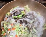 รูปขั้นตอนการทำที่ 5 ของ เส้นหมี่ผัดซีอิ๊วหมูสับผักรวม