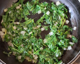 Foto del paso 2 de la receta: Galletas de arroz con requesón, espinacas y aguacate