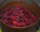 Une image de l'étape 1 de Bavarois de Noël aux fruits rouges.