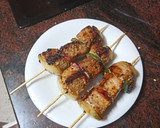 Foto del paso 3 de la receta: Brochetas de atún en adobo con cebolla y pimiento