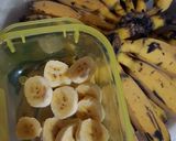 Foto langkah ke 1 dari resep Easy Banana Smoothies with Yogurt.