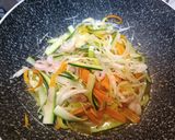 Foto del passaggio 2 della ricetta Vermicelli di soia con gamberi e verdure