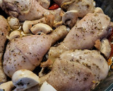 Foto del paso 2 de la receta: Muslitos de pollo en salsa con champiñones y arroz