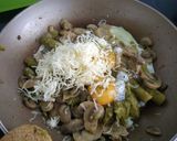 Foto del paso 2 de la receta: Revuelto de ajetes, trigueros, champiñones y queso