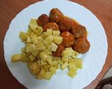Foto del paso 4 de la receta Albóndigas de pollo y pavo con papas fritas y salsa
