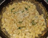 A picture of step 2 of White sauce pasta with garlic bread.