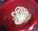 Foto del paso 2 de la receta: Calamares en salsa con arroz blanco y guisantes
