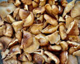 Foto del paso 1 de la receta: Shiitake marinada con piñones y shichimi tōgarashi