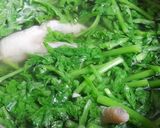 Hình bước làm 1 của món Canh rau tần ô nấu chân gà
