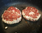 Foto del paso 2 de la receta: Hamburguesa al curry con ensalada de repollo y semillas al tomillo