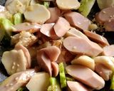 Foto langkah ke 2 dari resep Cah Brokoli Baso Sosis.
