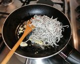 Foto del paso 1 de la receta: Angulas al ajillo