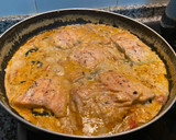Foto del paso 7 de la receta: Salmón con almejas y langostinos
