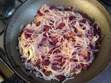Remolacha al ajillo con fideos cabello de ángel