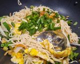 A picture of step 3 of Stir Fried Mixed Vegetables and Eggs Hakka Noodles.