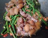 Foto langkah ke 7 dari resep Tumis kikil kacang panjang.