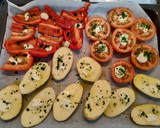 Foto del paso 2 de la receta: Pollo con patatas, tomates y pimiento al ajo y perejil