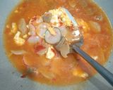 Foto langkah ke 4 dari resep Seblak campur(baso, sosis, krupuk, mie, Telur, sayur).