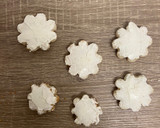 Foto del paso 2 de la receta: Tostadas en forma de flor con mermelada de frambuesa y queso crema