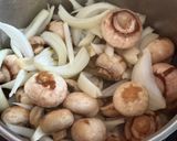 Une image de l'étape 2 de 🌱 Champignons de Paris mijotés aux oignons (Vegan).
