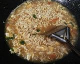 Foto langkah ke 5 dari resep Mie Tek-Tek Rebus Kari.
