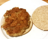 Foto del paso 14 de la receta: Tempurburguesa de pollo, champiñones y mozzarella con guarnición