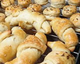 Foto del paso 7 de la receta: Saladitos hojaldrados (Tejfölös pogácsa, tangli es kifli)