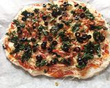 Foto del paso 9 de la receta Pizza de espinacas, cebolla, bacon y aceitunas negras