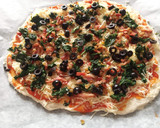 Foto del paso 9 de la receta: Pizza de espinacas, cebolla, bacon y aceitunas negras