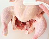 Foto del paso 3 de la receta: Pollo asado con ajos, mantequilla y finas hierbas