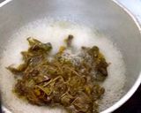 รูปขั้นตอนการทำที่ 2 ของ แกงขี้เหล็กไก่สับ