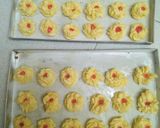 Foto langkah ke 5 dari resep Sagu Keju with Strawberry Jam.