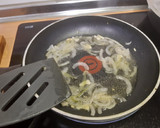 Foto del paso 2 de la receta: Pescadilla al horno con guisantes y cebolla
