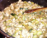 Foto del paso 7 de la receta: Espaguetis con calabacines, pollo picado con salsa de tomate casero