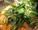 Foto langkah ke 5 dari resep Tom yam suki isi cumi otak otak dan bahan seadanya.