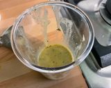 Une image de l'étape 4 de Sauce salade aux épices, herbes et confit d oignons.