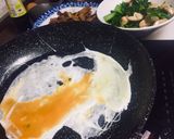 รูปขั้นตอนการทำที่ 2 ของ เบนโตะผัดซีอิ๊วหมูใส่ไข่