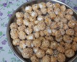 A picture of step 3 of Makhana revdl sesame seeds coated (til).