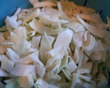 Foto del paso 1 de la receta: Ensalada de col con aderezo de lima, leche de coco y cacahuetes