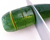 Foto del paso 1 de la receta: Calabacin relleno de queso y bacon