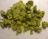 Foto del paso 1 de la receta: Ensalada de arroz integral con brócoli, apio y clara de huevo poché