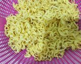 Foto langkah ke 1 dari resep Mie gulung (simple).