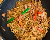 A picture of step 9 of Egg noodles stir-fried with chicken and bacon.