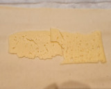 Foto del paso 2 de la receta: Solomillo en hojaldre con panceta, queso y piquillos
