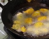 A picture of step 3 of Moong dal pakoda.