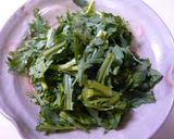 A picture of step 1 of Chrysanthemum Greens Salad with Plenty of Sesame Oil.