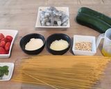 Une image de l'étape 1 de Spaghettis Scampis à la crème de pesto courgettes et tomates 🇮.