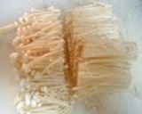 A picture of step 2 of Spicy Konnyaku & Enoki Mushrooms.
